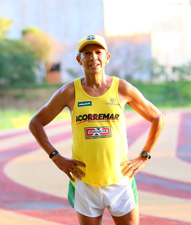 Atleta da Acorremar com a camiseta da associação
